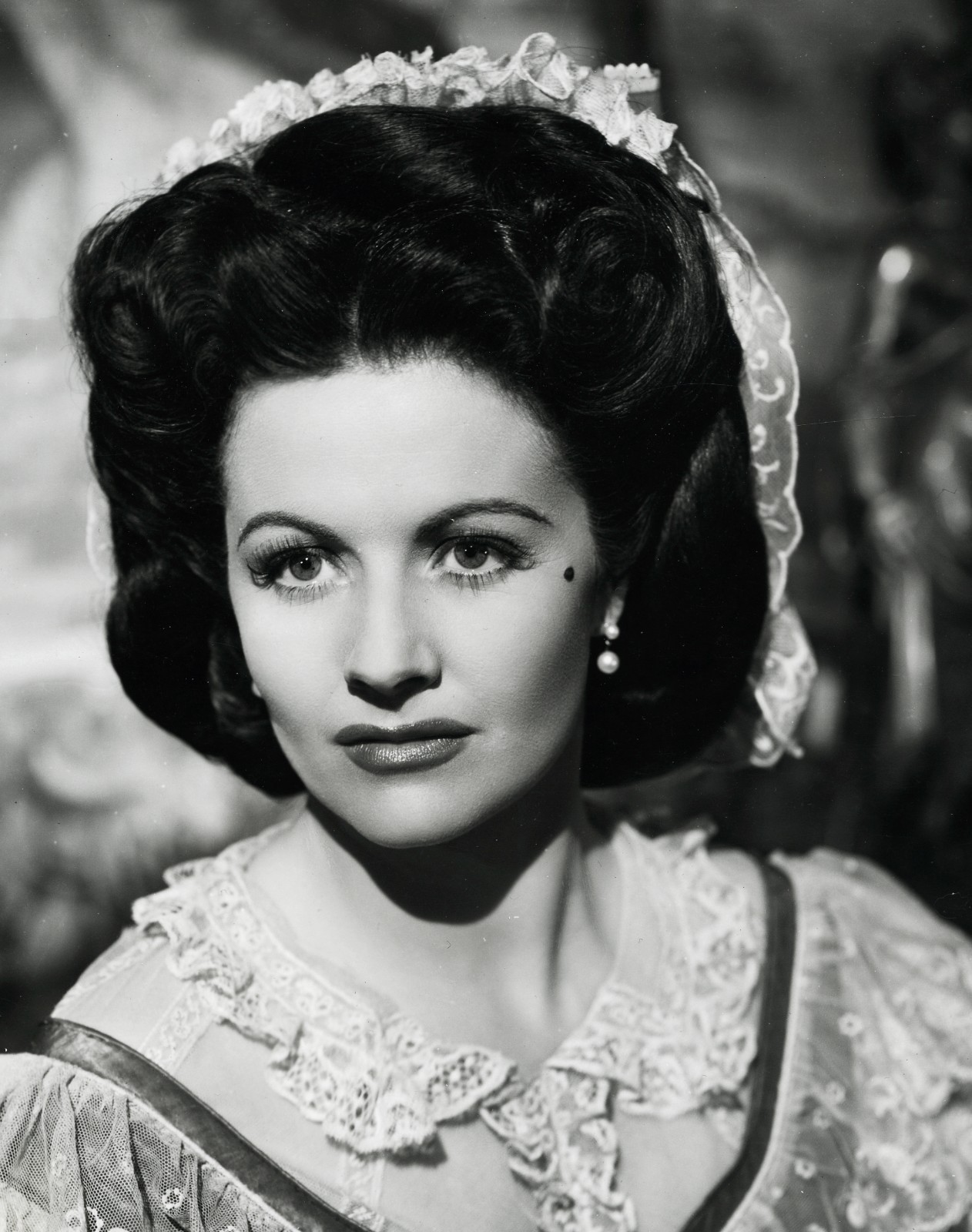 Larger Size, Margaret LOCKWOOD film British actress, Hungry Hill film, movie, Vi