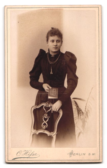 Photograph Carl Hesse, Berlin, Teltower-Str. 3, monogram of the photographer with ve