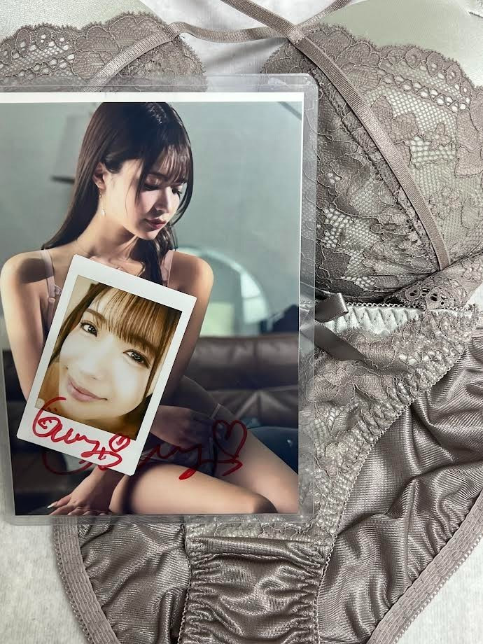Mitsuri Nagahama autographed cheki photo and bonus item.