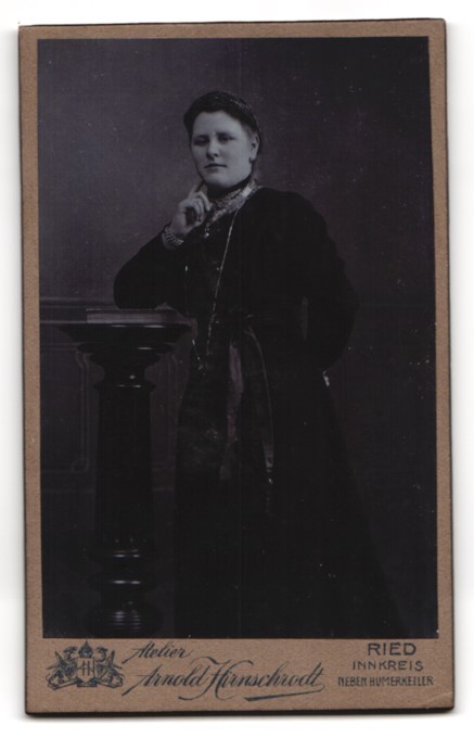 Photograph Arnold Hirnschrodt, Ried / Innkreis, coat of arms with monogram of the photo gr