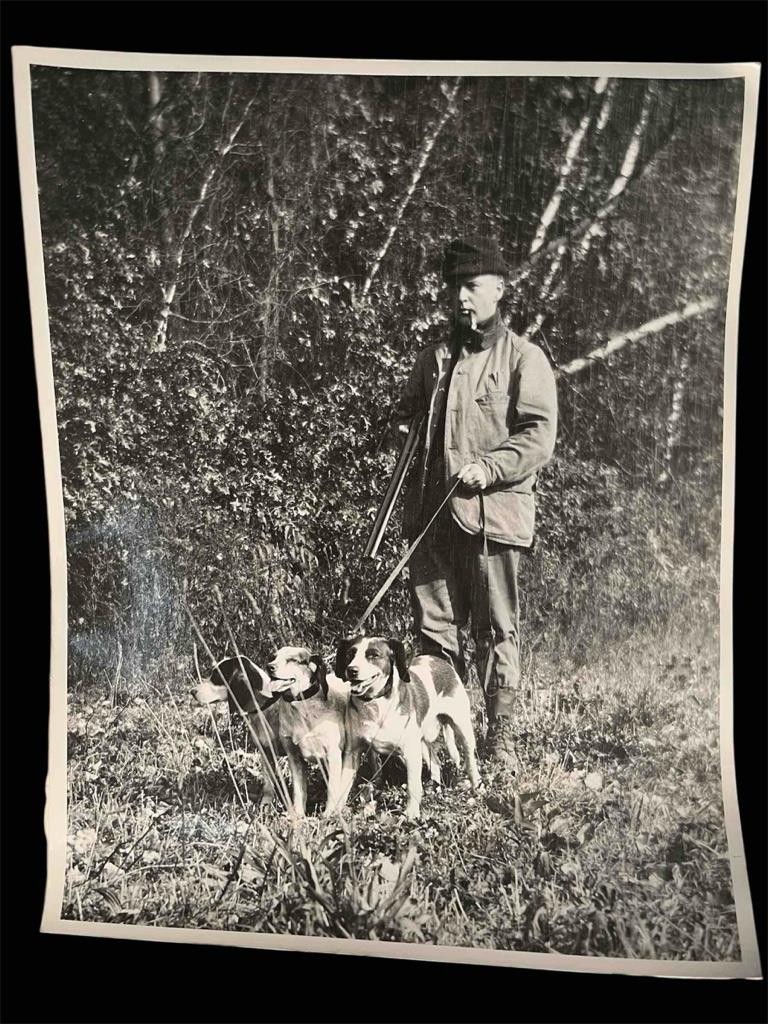 Vintage photo Hunter Man Shotgun Hunting Dogs Hounds Pipe 8 x 10 Black White