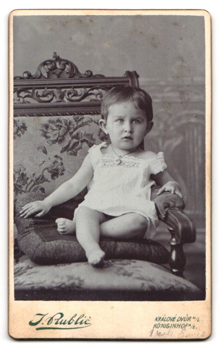 Photograph J. Rublic, Queen’s Court a. E., monogram of the photographer above the Ansch