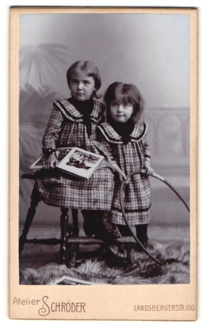 Photography studio Schröder, Berlin, Landsbergerstr. 100, Two Little Girls i