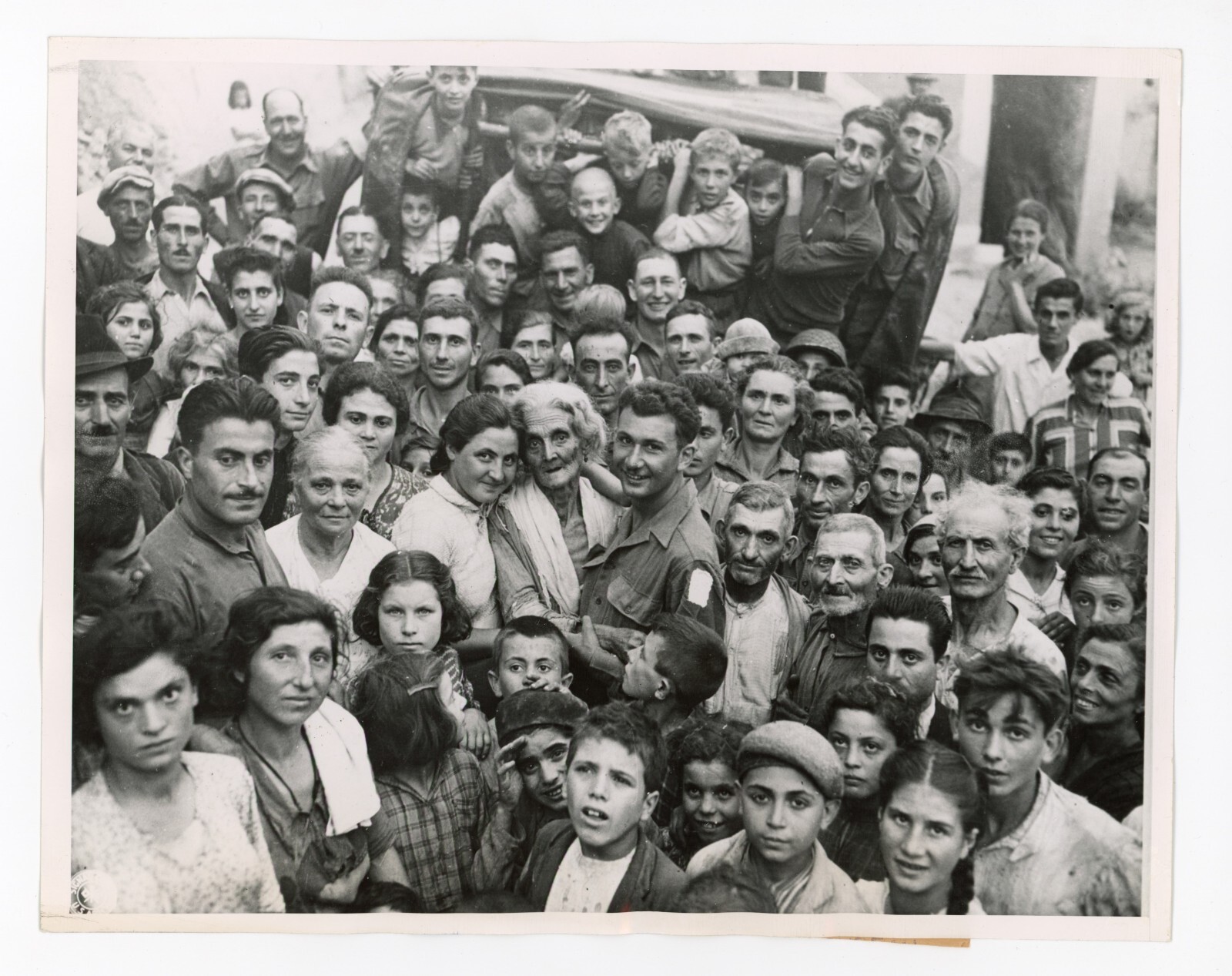 WWII Italian American Lovefest Press Photo 1943 Beautiful Moment Olevano Italy