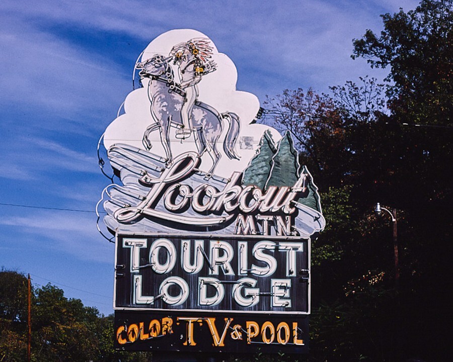8×10 Vintage photo of the Lookout Mountain Tourist Lodge in Chattanooga, TN.