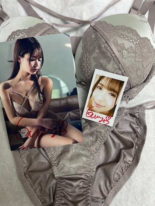 Mitsuri Nagahama autographed cheki photo and bonus item.