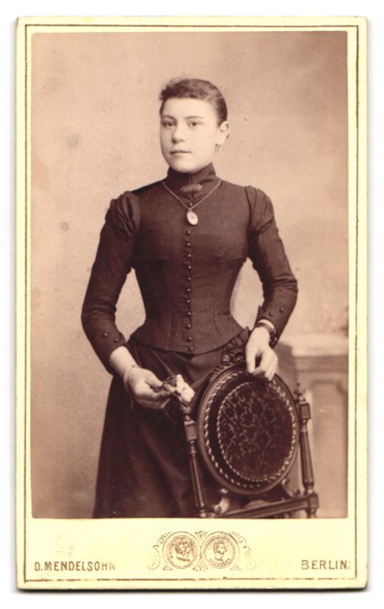 Photograph D. Mendelsohn, Berlin, Brunnen-Str. 119, monogram of the photographer ne