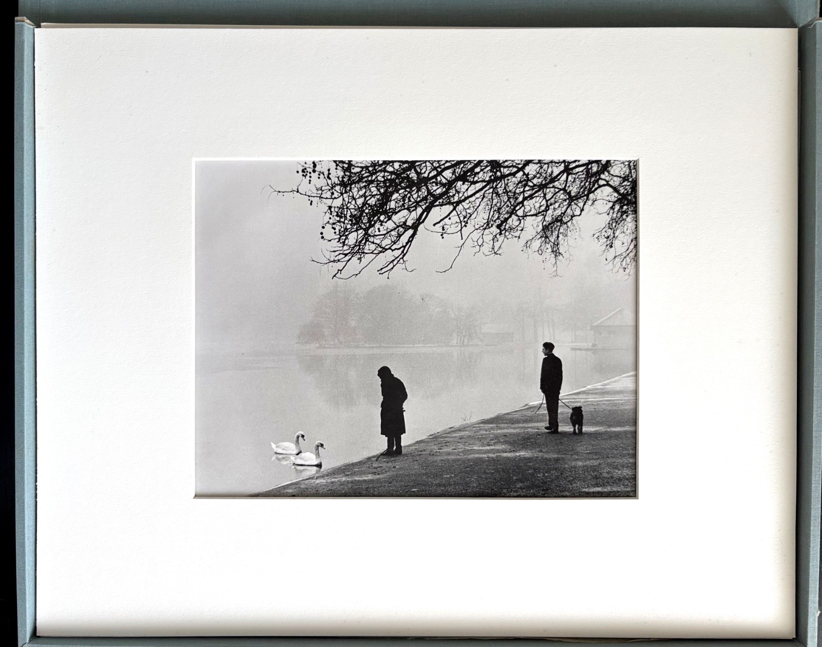 CORNELL CAPA: INT’L CENTER 30TH ANNIV. PORTFOLIO – 2004 – 5 PHOTOS – 27/100.