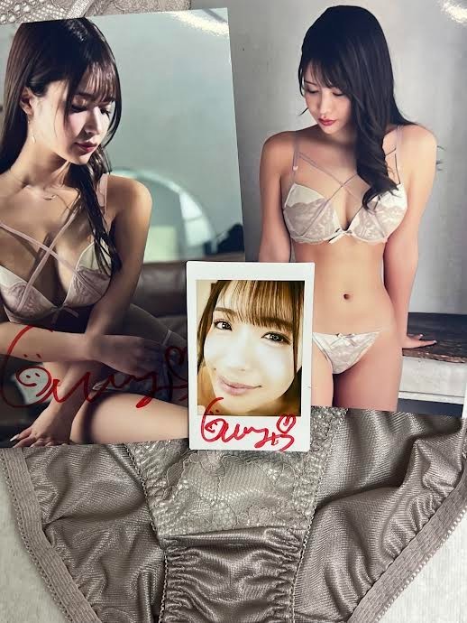 Mitsuri Nagahama autographed cheki photo and bonus item.