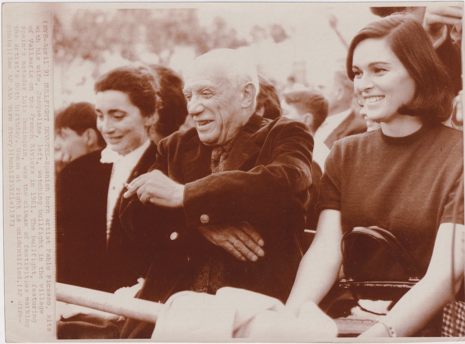 PABLO PICASSO ARTIST at a BULLFIGHT * CLASSIC 1961 ARTIST PAINTER press photo