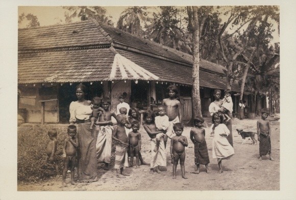 Photo Sri Lanka Ceylon, Village Scene, Mothers and Children, Circa 1880 – 10380909