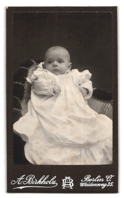 Photograph A. Birkholz, Berlin, Weidenweg 35, monogram of the photographer with Verz