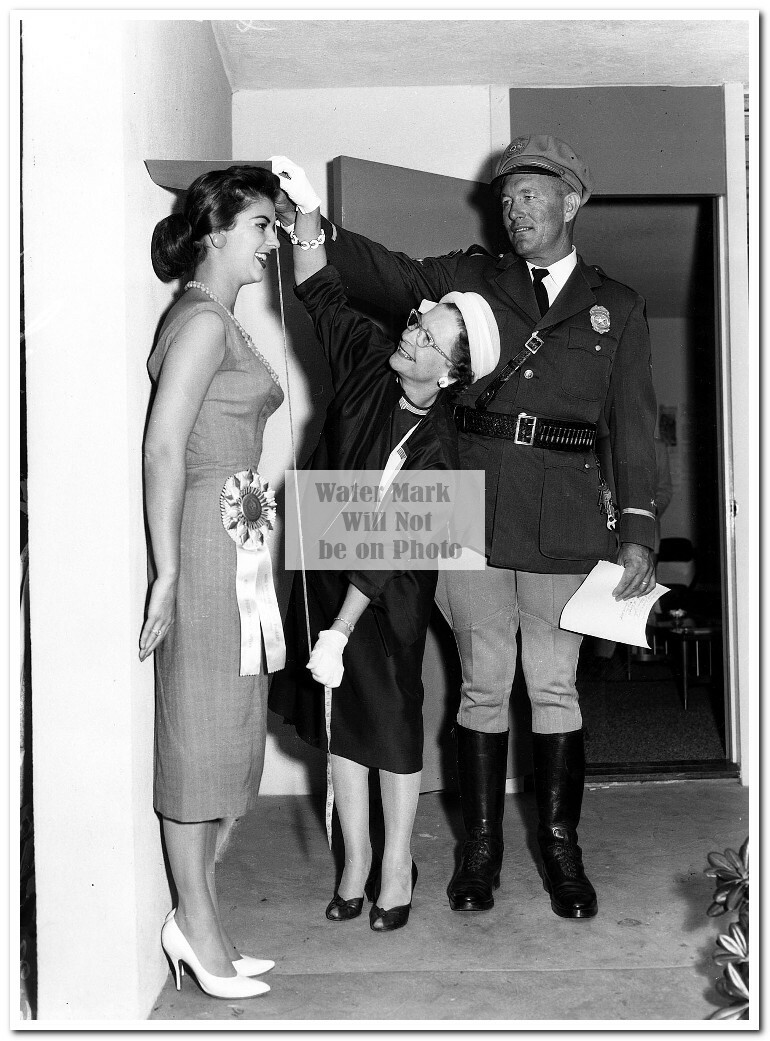 Luz Zuluaga – Miss Universe 1958 from Columbia-Press Photos #1-13 (8″X10″) Rare