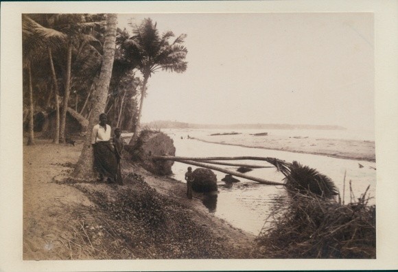 Photo Sri Lanka Ceylon, Beach Scene, Mother with Child, Circa 1880 – 10380925