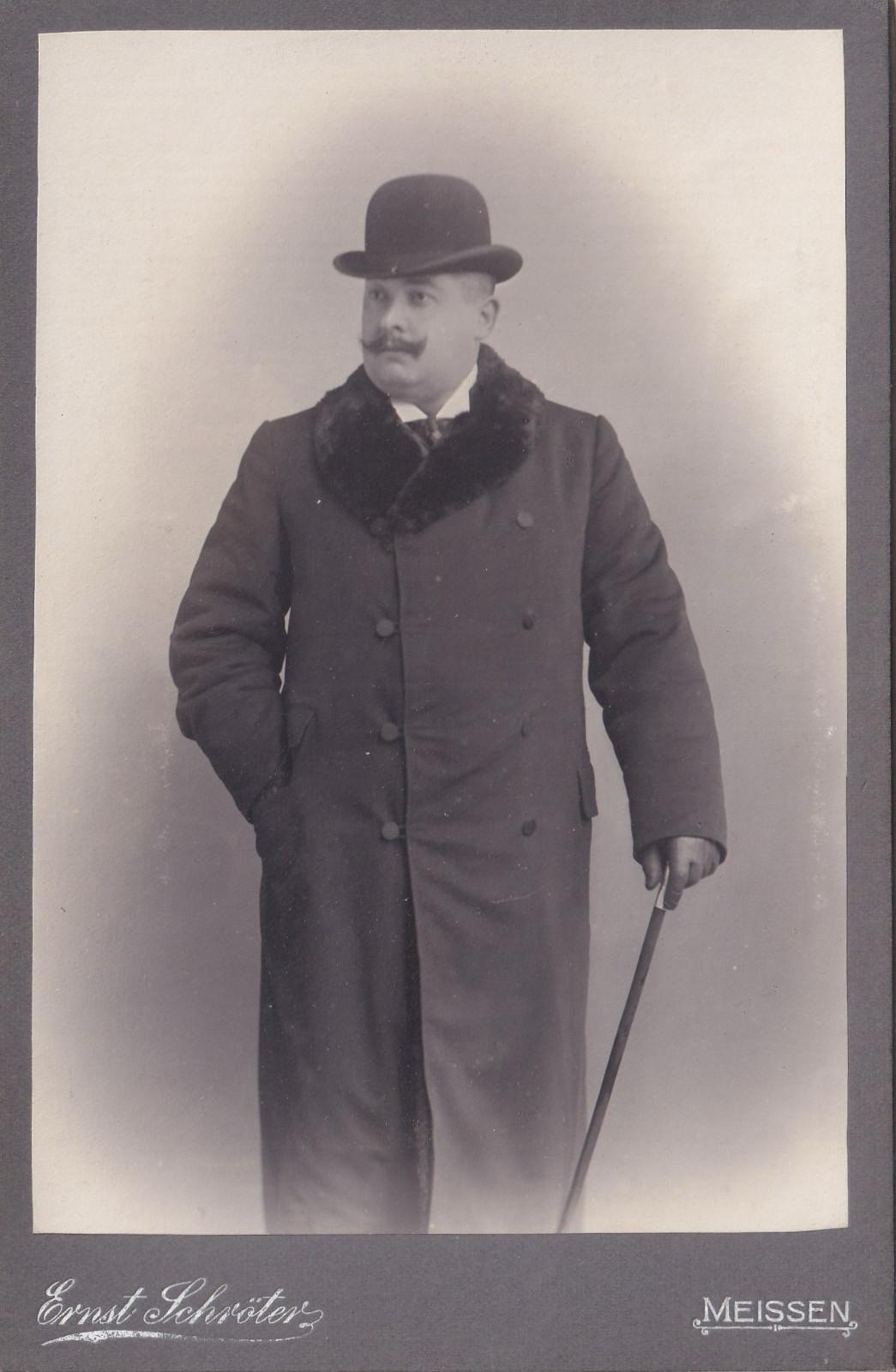 Ernst Schröter KAB – fine portrait of a man with hat – Meissen 1903