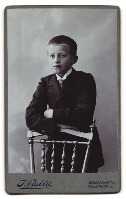 Photograph J. Rublic, Queen’s Court a. E., monogram of the photographer and real name i
