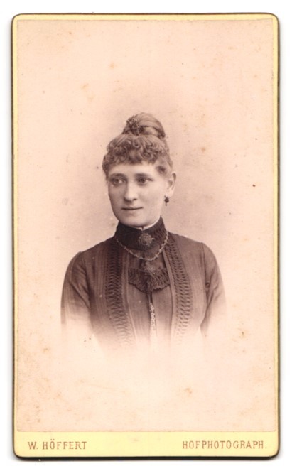 Photograph W. Höffert, Berlin, royal coat of arms next to monogram of photographer