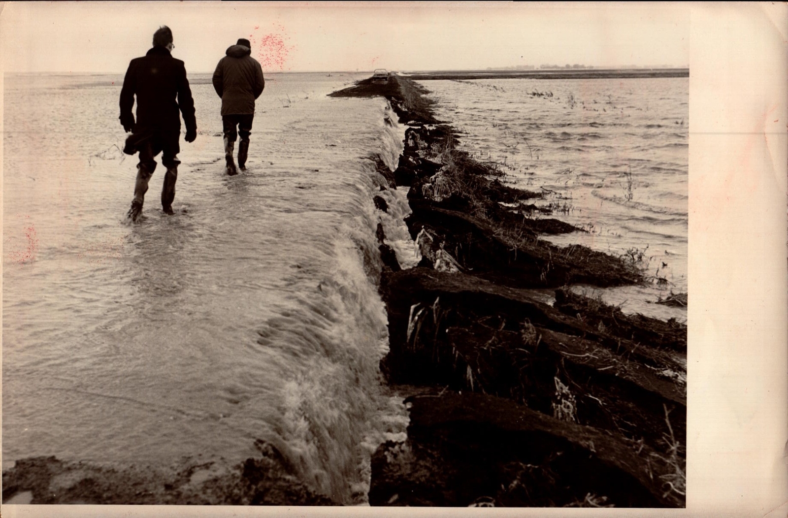 Vintage Press Photograph People Walking Beside Flooded River Ontario Canada 195