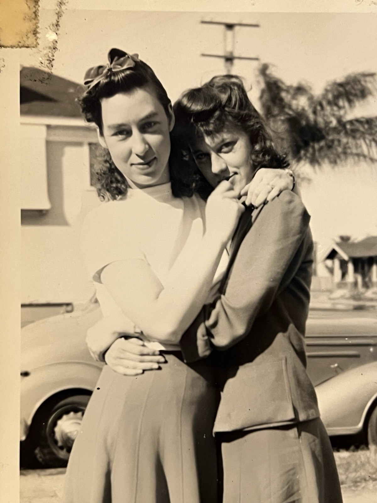 WW2 / 1940s Pretty Young Affectionate Women Photo – Gay / Lesbian Interest – #1