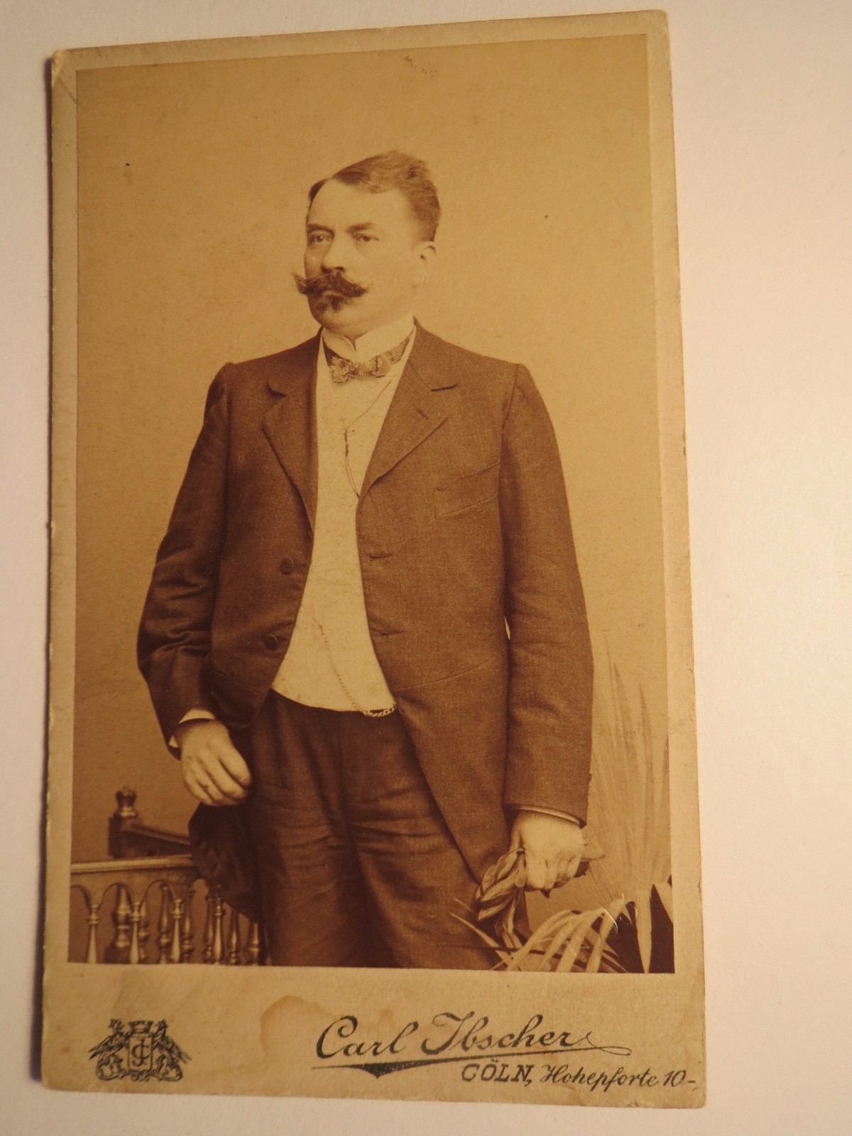 Cologne – 1903 – Standing Man with Beard in Suit – Backdrop / CDV