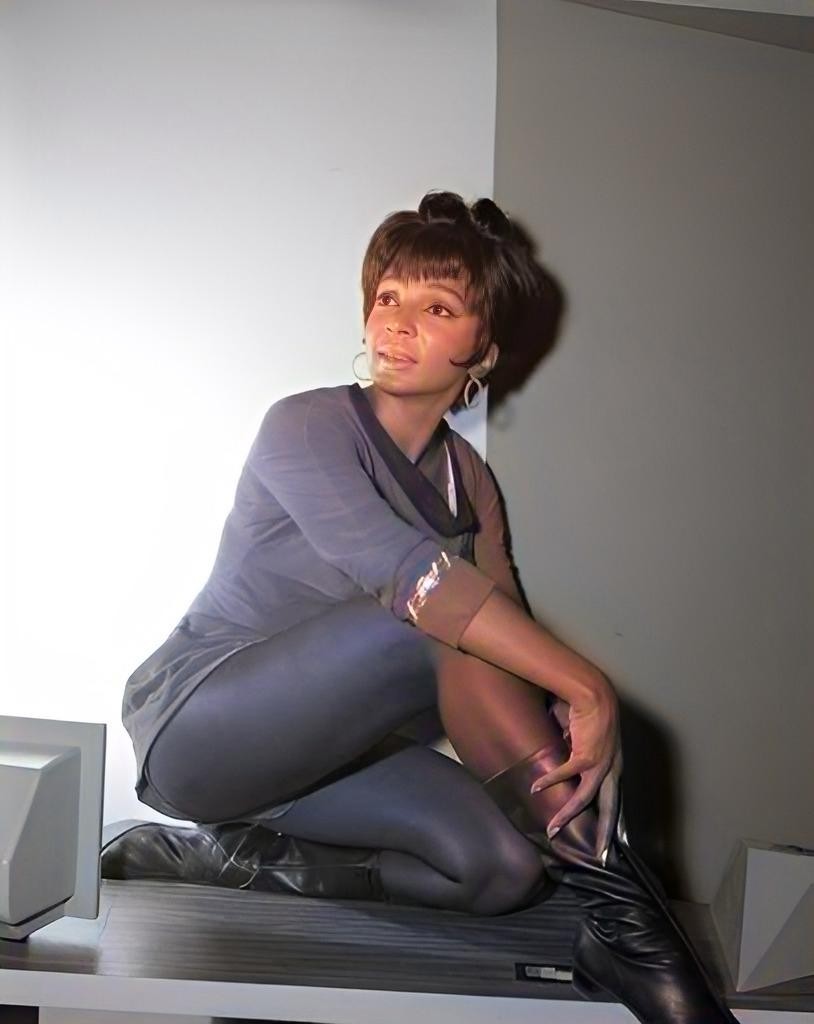 RARE COLOR PHOTO Nichelle Nichols SEXY #2