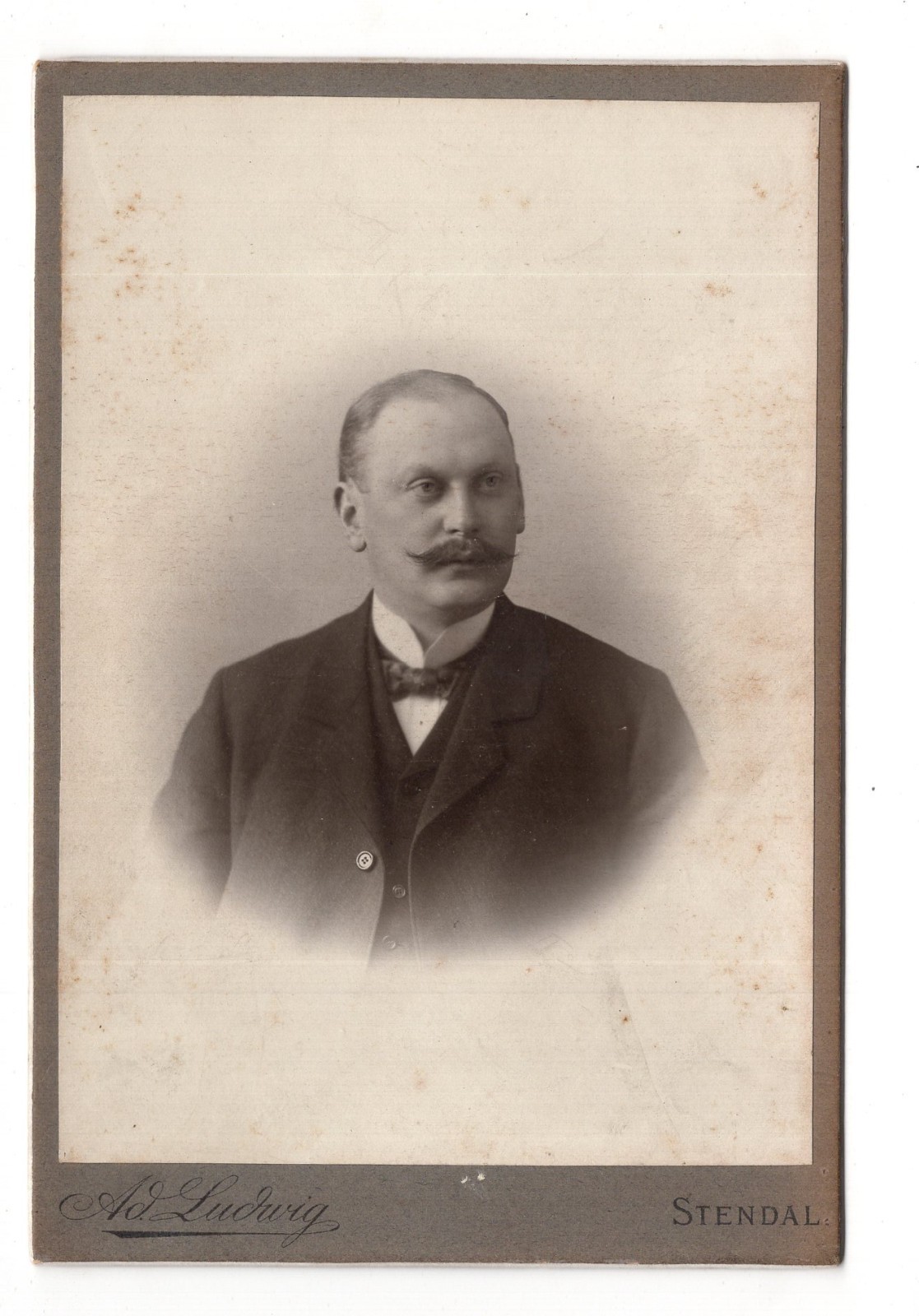 Cab photo portrait of a man/fine gentleman with dedication-Stendal 1903