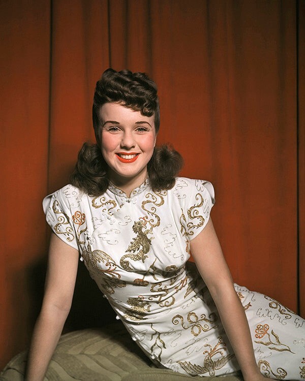 Deanna Durbin 1940’s vivid color pose in gold pattern dress 16×20 Poster