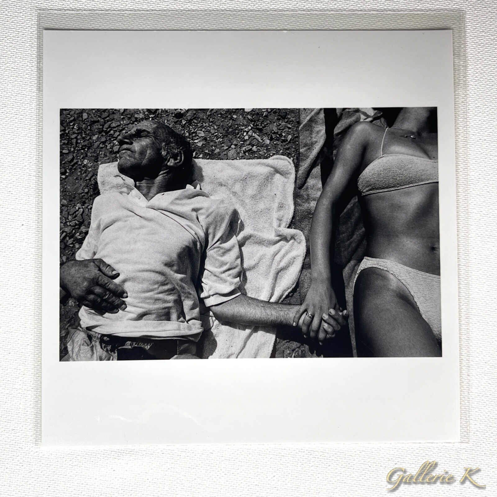 SIGNED ALEX MAJOLI COUPLE ON THE BEACH 2021 MAGNUM 2019 6″ SQUARE PRINT NEW