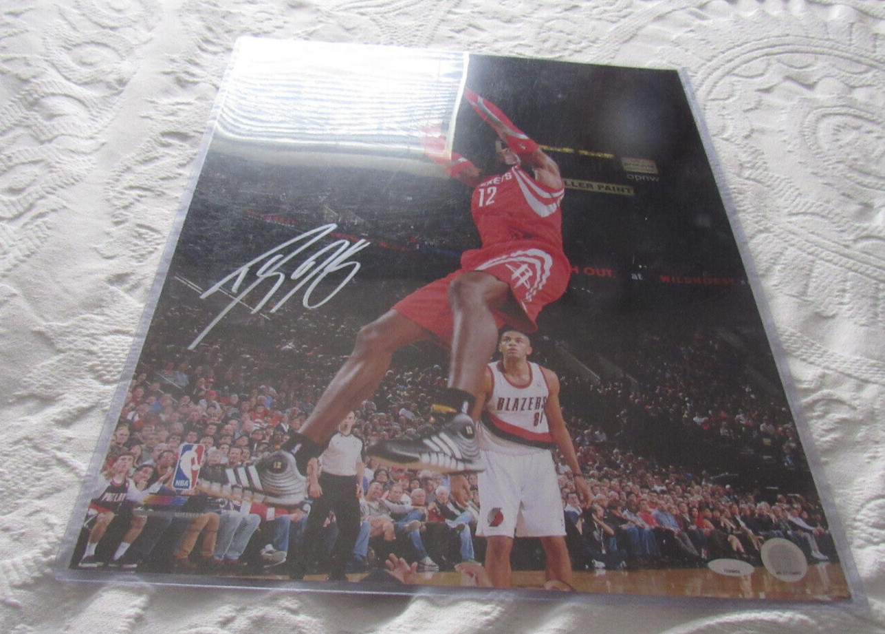 Houston Rockets NBA Dwight Howard signed, Photo in plastic sleeve; 16 1/2 x 20