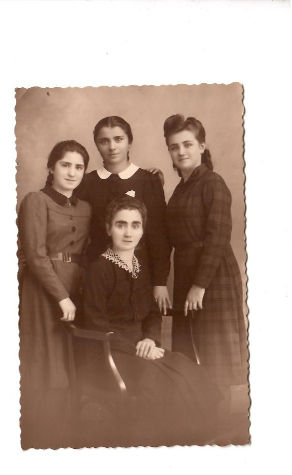 13818-Photo postcard * mother with her 3 daughters * Bielsko-Biała 1930s