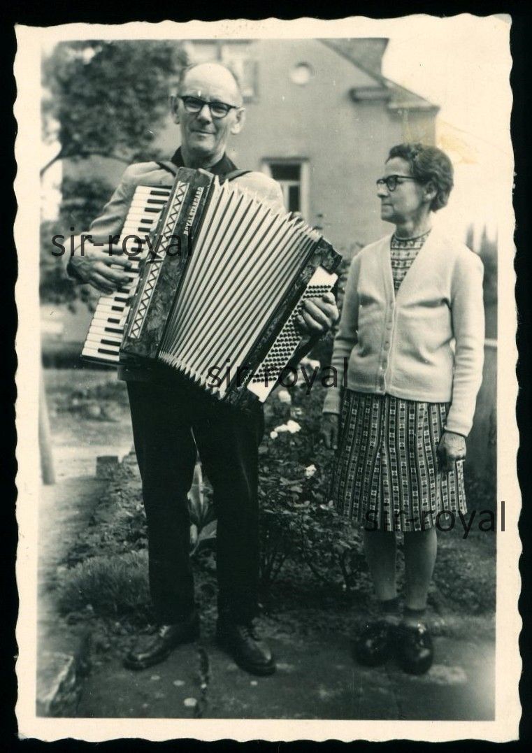 Mann mit Royal Standard Akkordeon – DDR 1960er 1970er – Dresden – Foto 6x9cm