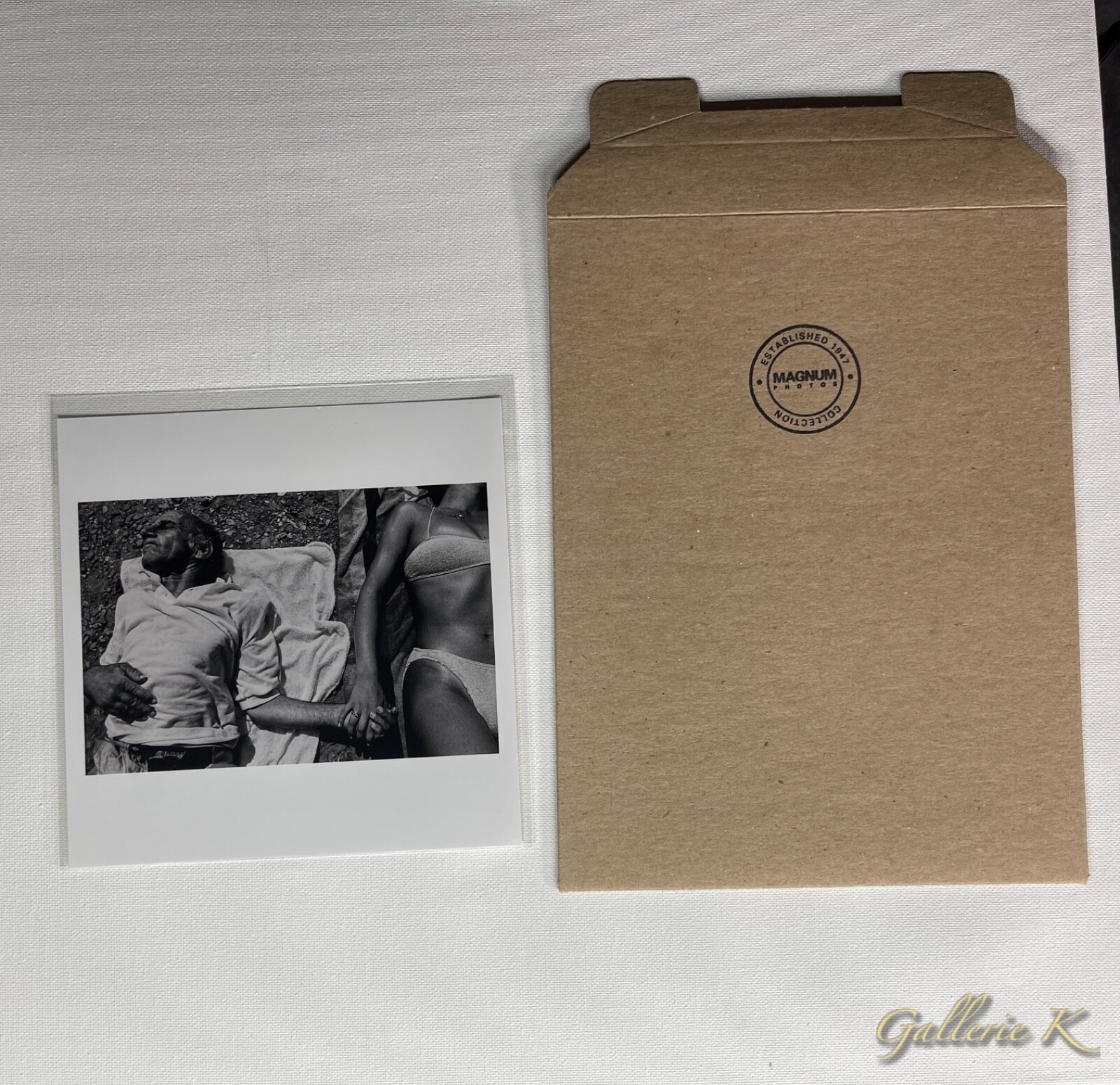 SIGNED ALEX MAJOLI COUPLE ON THE BEACH 2021 MAGNUM 2019 6″ SQUARE PRINT NEW
