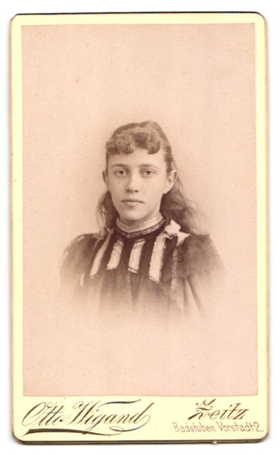 Photography Otto Wiegand, Zeitz, Badstubenvorstadt 2, monogram of the photographer ü