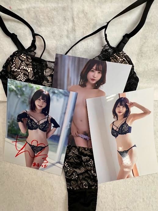 Moe Amatsuka autographed cheki photo and bonus item.