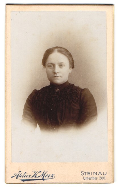 Photograph K. Merz, Steinau, Unterthor 300, portrait of a woman in dark dress
