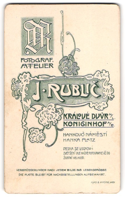 Photograph J. Rublic, Queen’s Court a. E., monogram of the photographer above the Ansch
